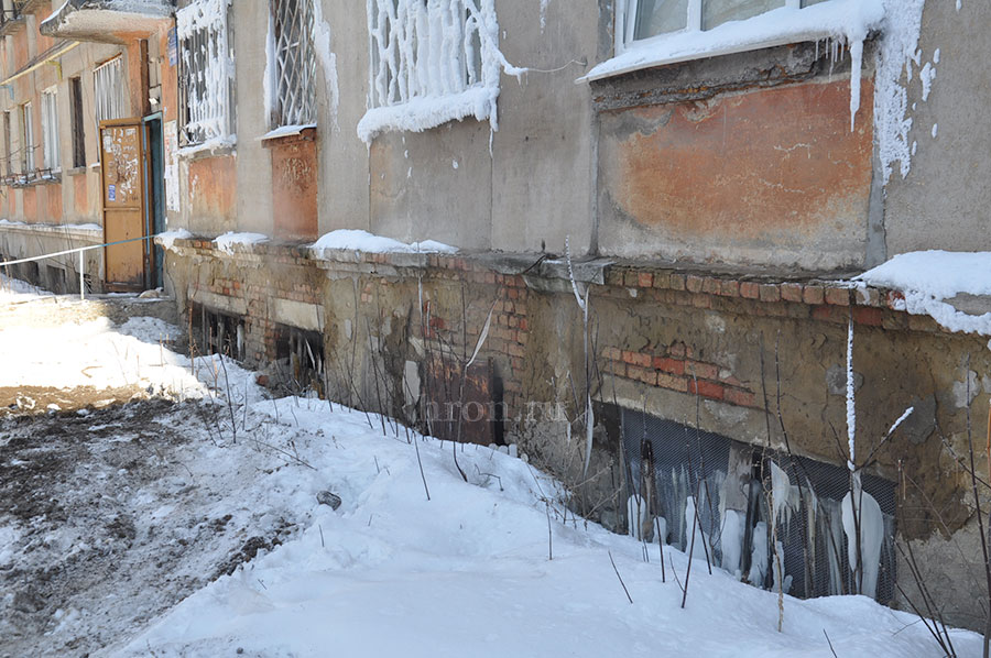 Весь покрытый наледью... Жильцы четырехэтажки просят вернуть им горячую воду