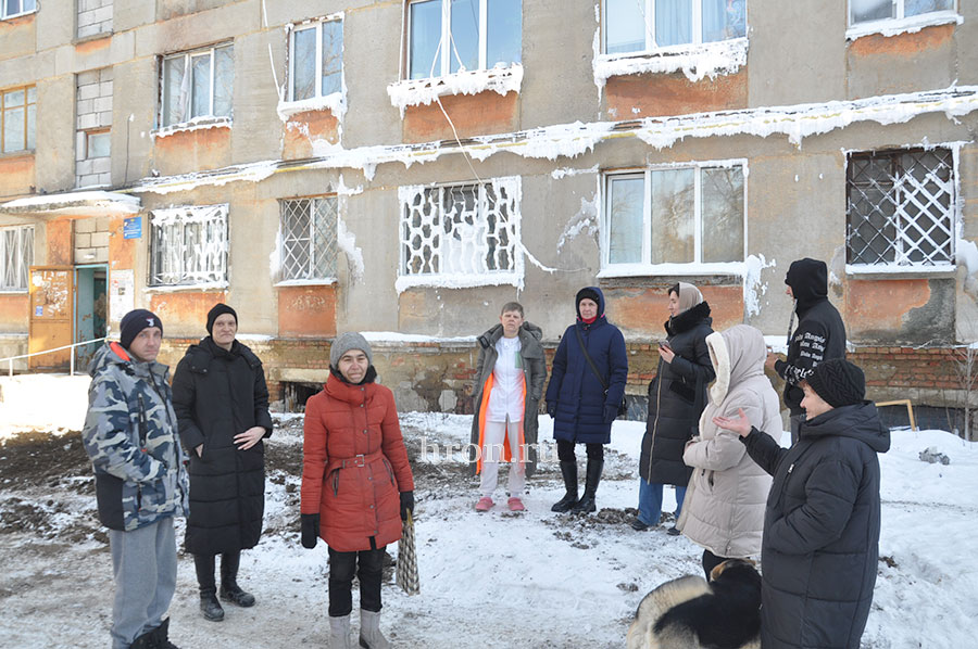 Весь покрытый наледью... Жильцы четырехэтажки просят вернуть им горячую воду