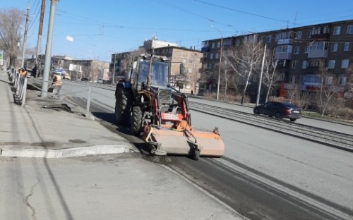 Пока на улицах мало людей коммунальщики чистят дороги