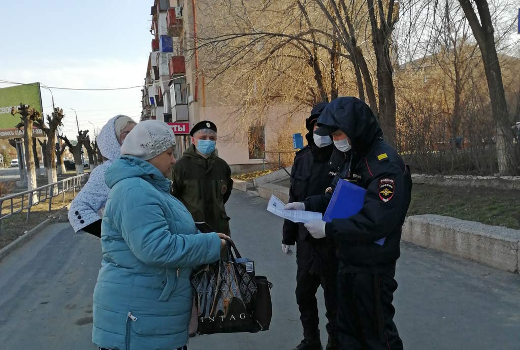 Улица полиции. Полицейский на улице. Полиция спрашивает документы. Полицейский просит документы.