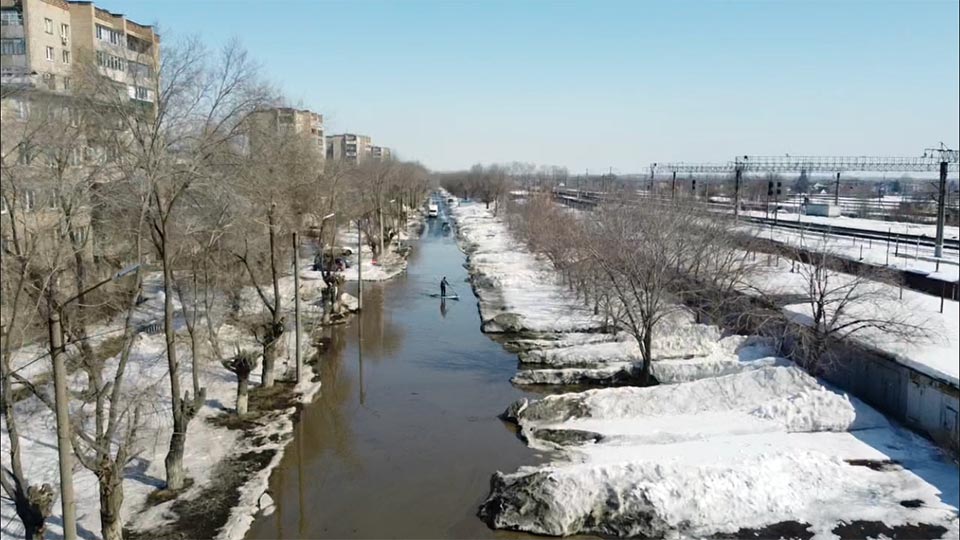 Парни с веслом покорили орские лужи