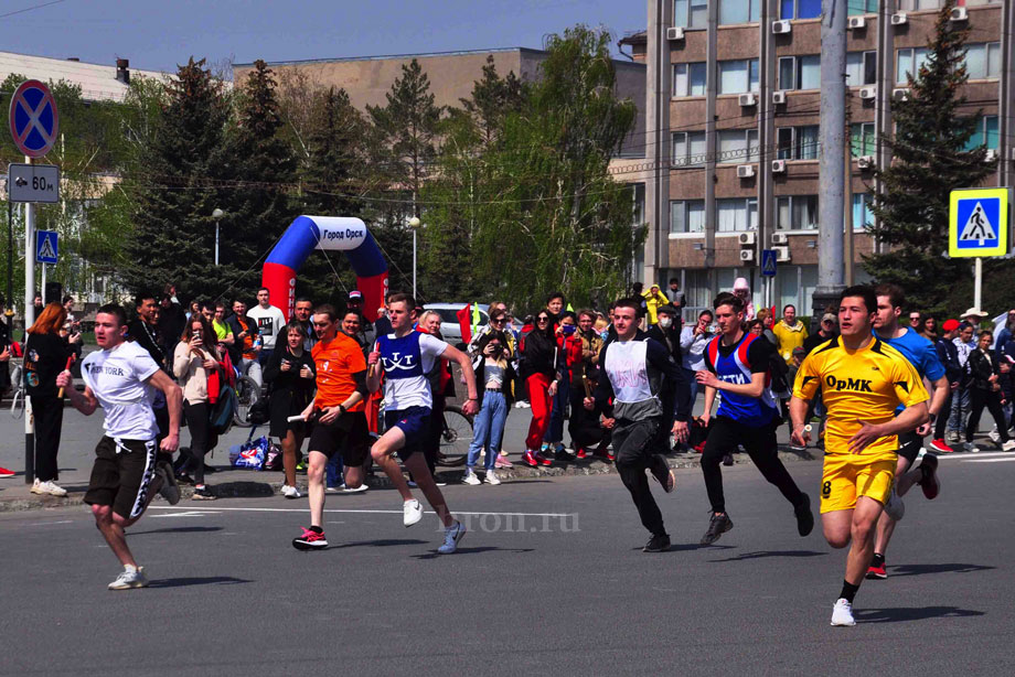 В честь Первомая по проспекту Ленина бежали, ехали и мчались