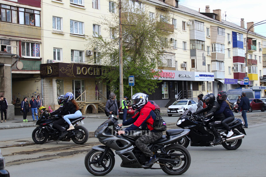 В честь Первомая по проспекту Ленина бежали, ехали и мчались