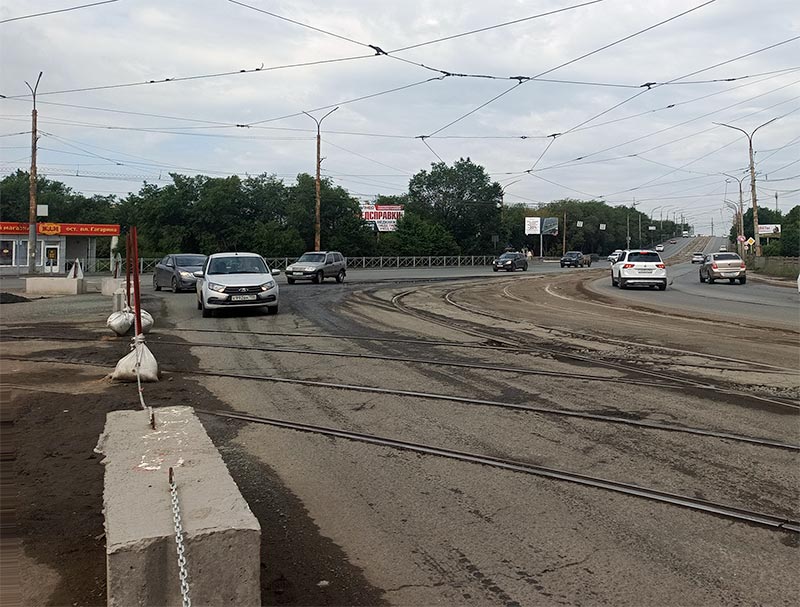 Автомобилисты пробивают колеса на площади Гагарина
