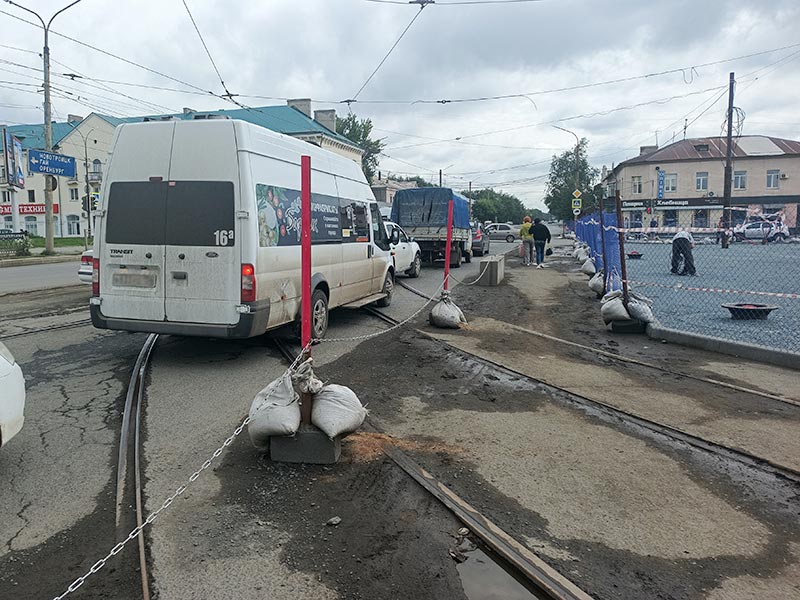 На острие переезда. Автомобилисты пробивают колеса на площади Гагарина