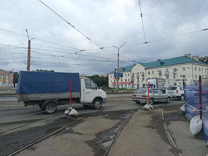 На острие переезда. Автомобилисты пробивают колеса на площади Гагарина