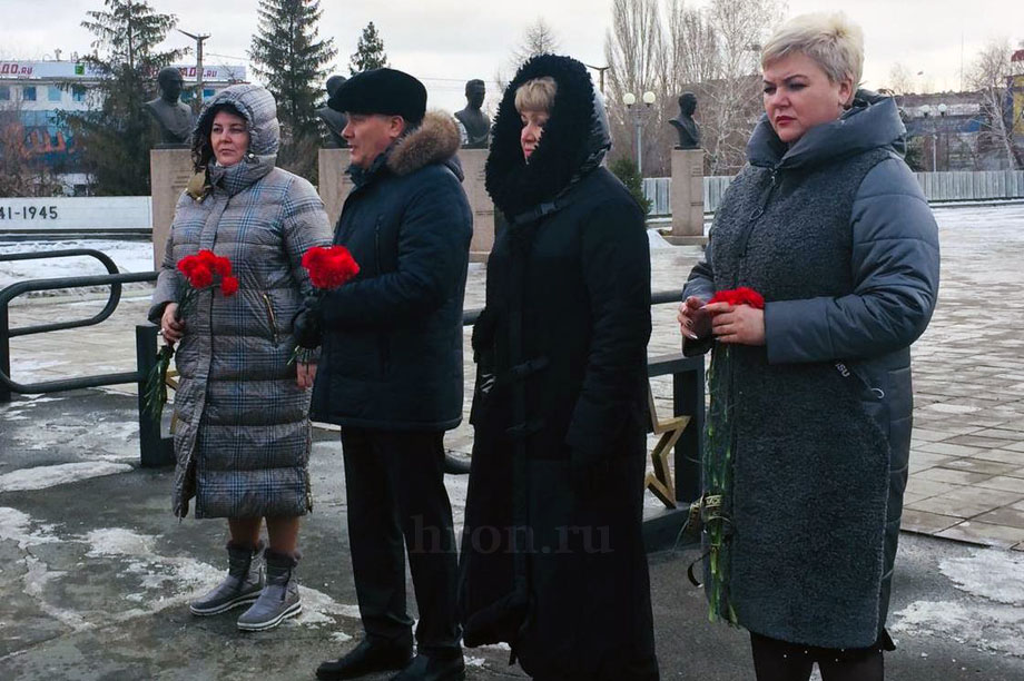 Имя его неизвестно, подвиг его бессмертен. В памятный день орчане возложили цветы к Вечному огню