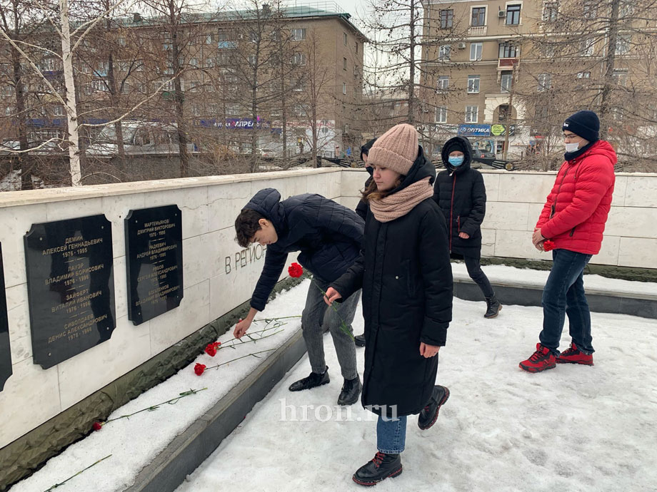 Имя его неизвестно, подвиг его бессмертен. В памятный день орчане возложили цветы к Вечному огню