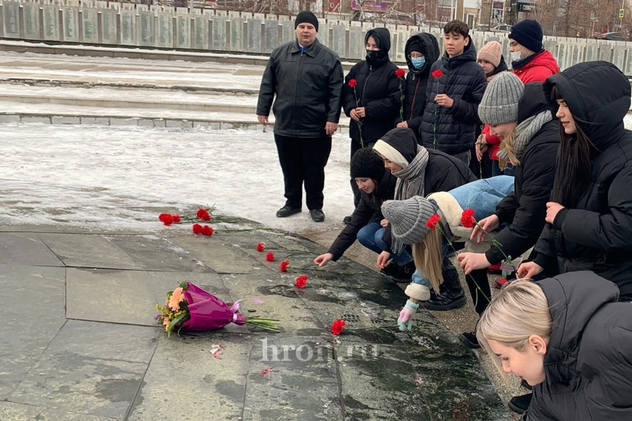 Имя его неизвестно, подвиг его бессмертен. В памятный день орчане возложили цветы к Вечному огню