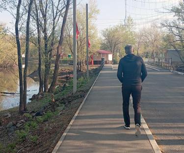 Пешеходы против квадроциклов в парке строителей