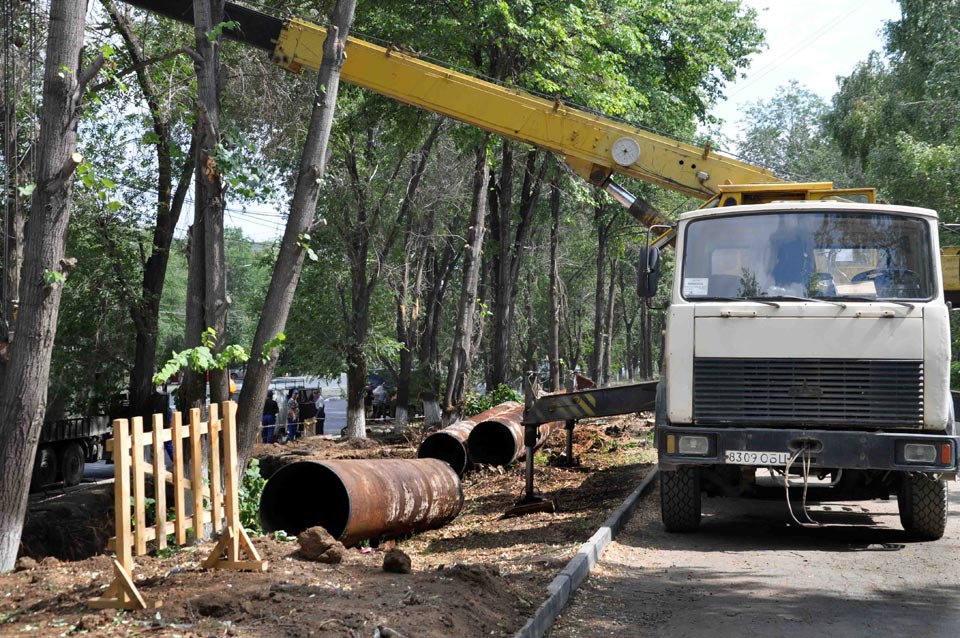 Август проверяет на прочность. Одни ремонтируют трубы, другие греют воду