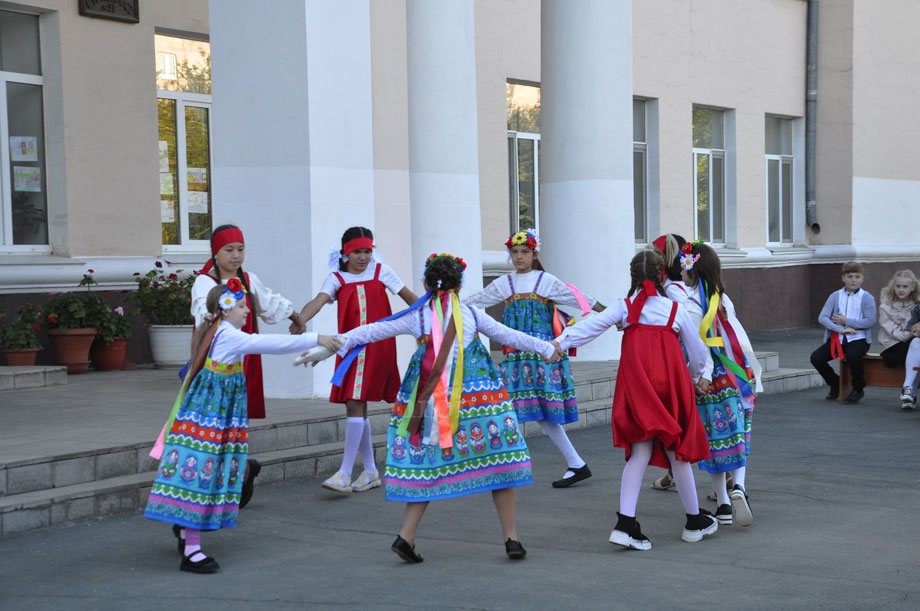 Спели, сплясали, в «Ручеек» сыграли