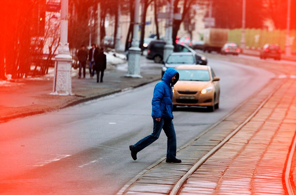 Пропускать разве. Неожиданности на улице. Человек переходит дорогу фобия.