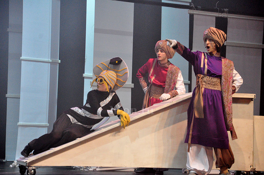 Крах жадного Раджи. В драматическом театре юный зритель увидит новый спектакль