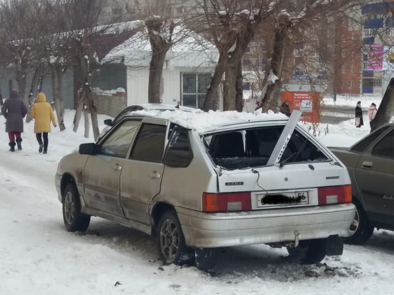 У детской поликлиники ледяная глыба упала на автомобиль. Среди пострадавших - ребенок