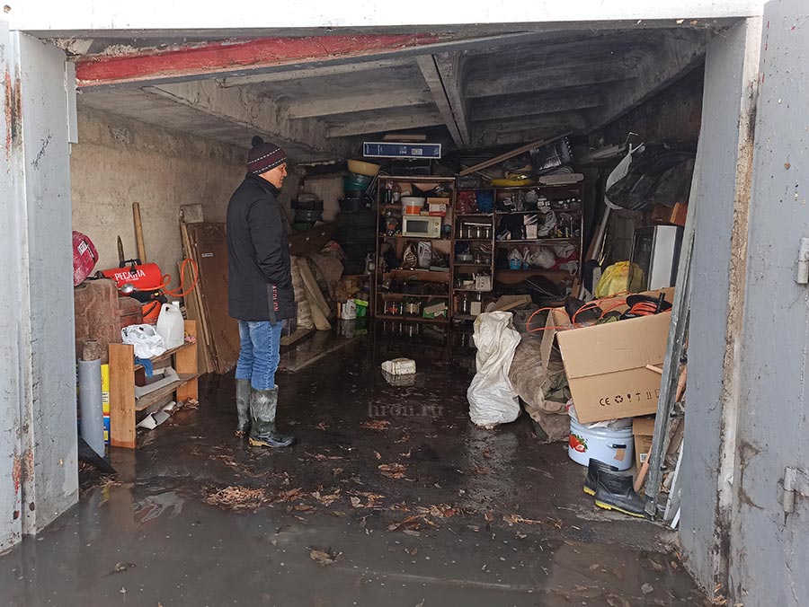 На улице Строителей из-за порыва водовода затопило гаражи