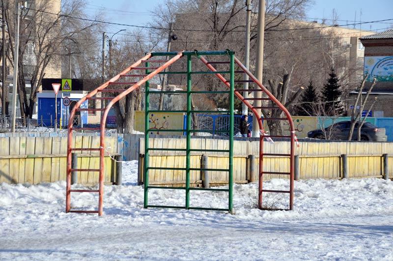 «Ребятам с нашего двора негде играть!» Жители Степного ждут благоустройства детской площадки