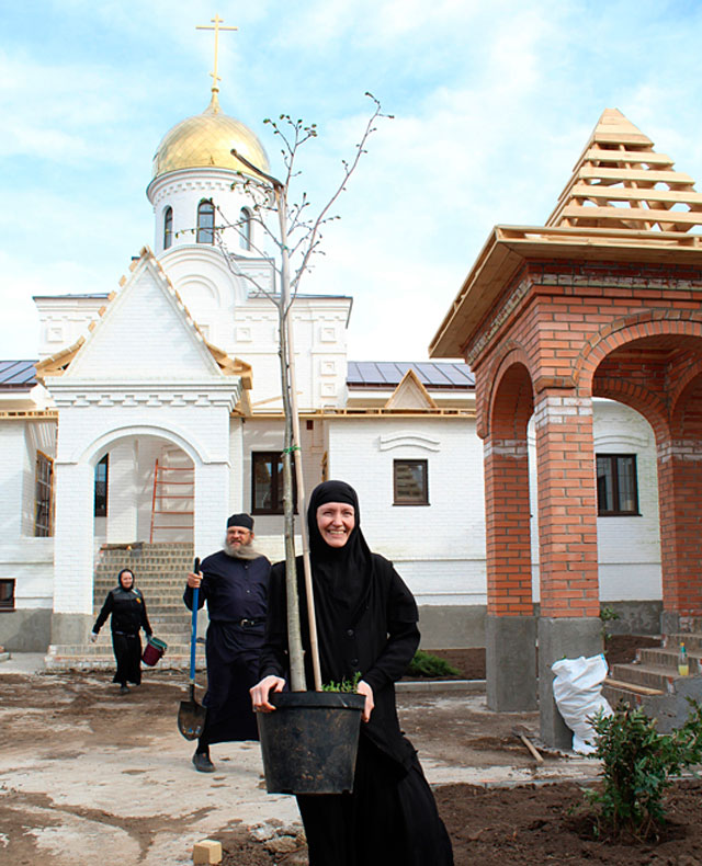 В паломническом центре разбили сад