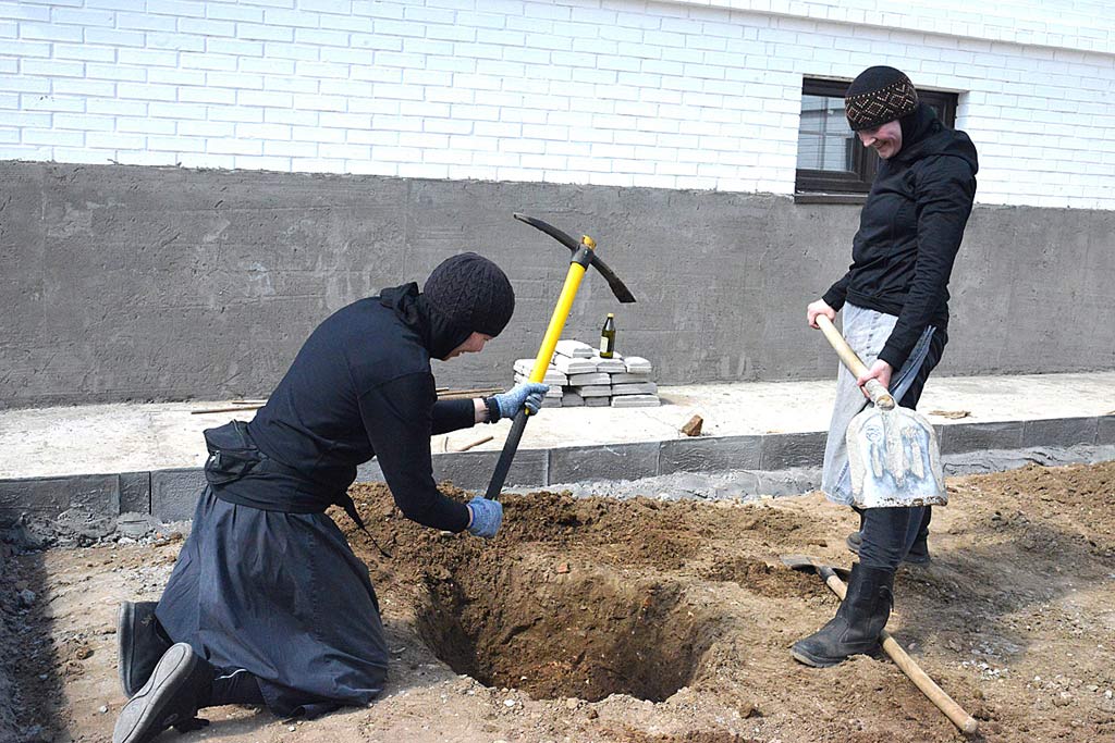 В паломническом центре разбили сад