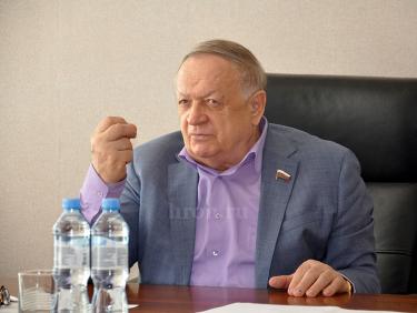 К депутату Госдумы – с проблемами и ходатайствами. Виктор Заварзин пообещал разобраться и наградил отличившихся