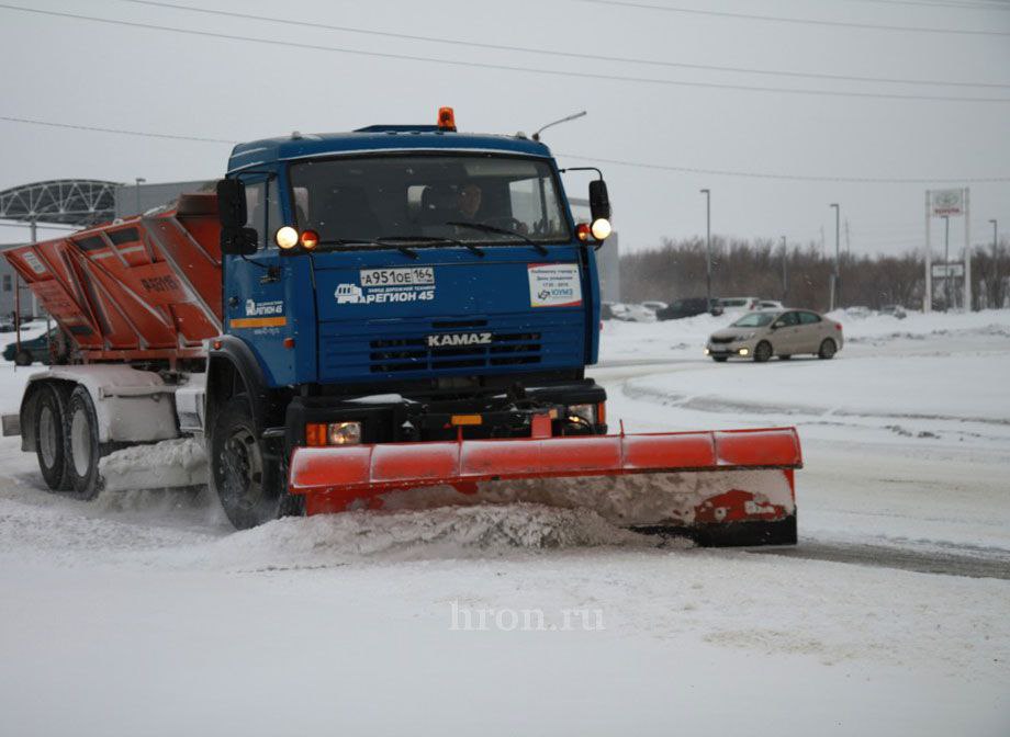 Городские дороги расчищают 19 единиц спецтехники