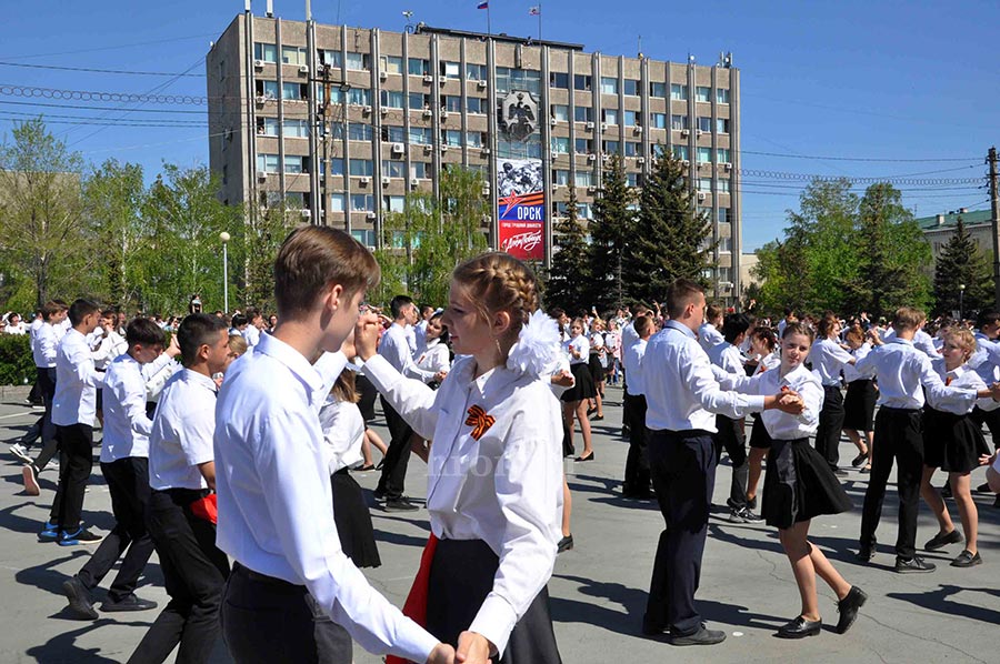 Победный май закружил в вальсе. Более трех тысяч орчан приняли участие в традиционной акции 