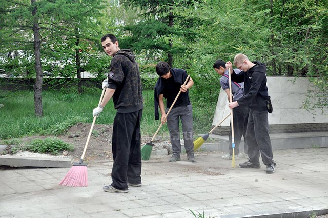 Трудовой десант высадился в сквере Славы