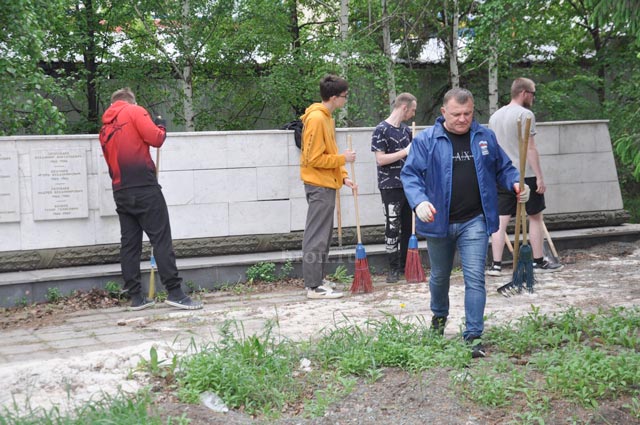 Трудовой десант высадился в сквере Славы