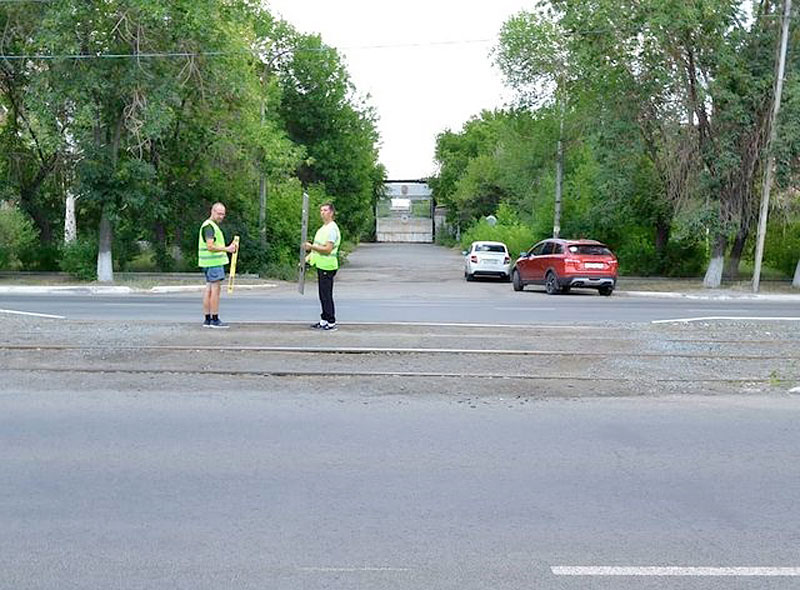 С рулеткой, да в жилетках, да по дорогам. Как общественники измеряют ямы на проезжих частях города