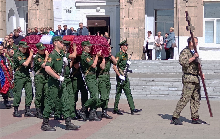 Земляки проводили бойца в последний путь