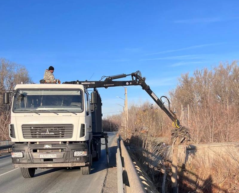 Работы по очистке опор моста на Никельской объездной идут полным ходом