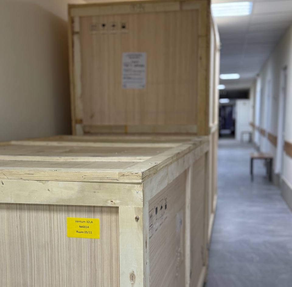 В больнице, пострадавшей от паводка, устанавливают новый томограф