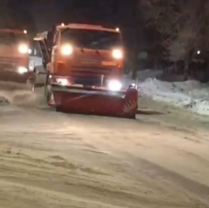 ﻿﻿Ночью и днём: в городе идёт плановая расчистка дорог от снега