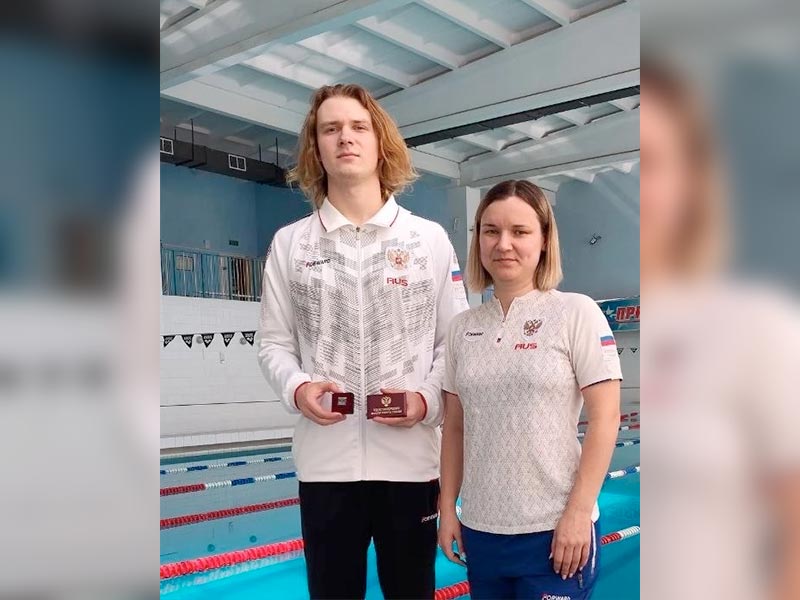 Один из трех