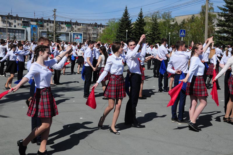 Площадь закружилась в майском вальсе