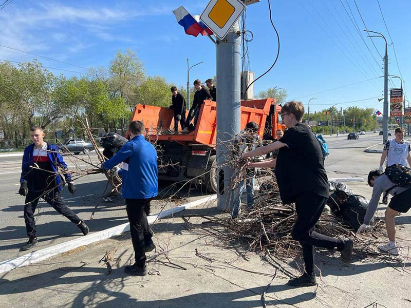 Трудовой десант высадился в сквере Славы 