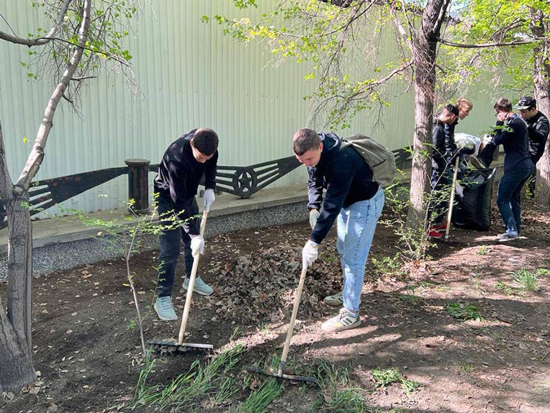 Трудовой десант высадился в сквере Славы 