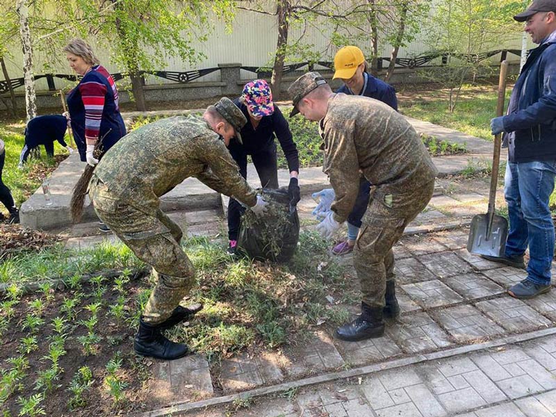 Трудовой десант высадился в сквере Славы 