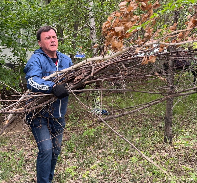 Трудовой десант высадился в сквере Славы