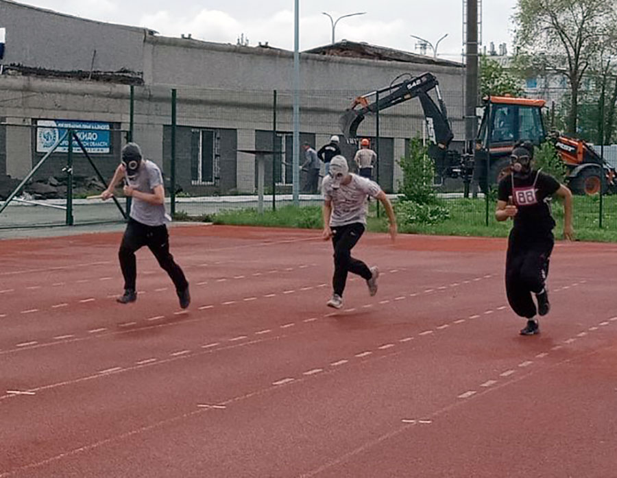 В противогазах - по стадиону