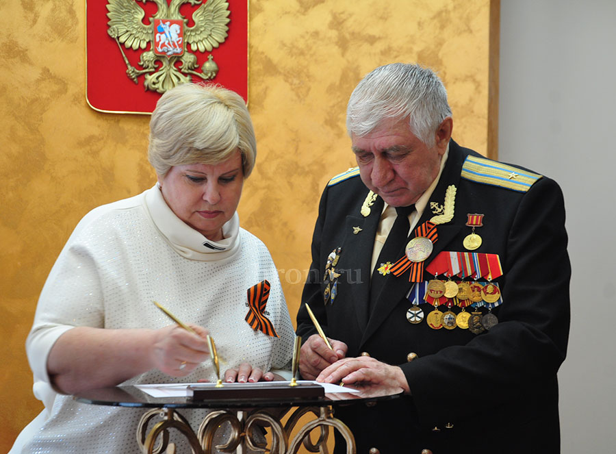 Семь офицерских семей приняли поздравления