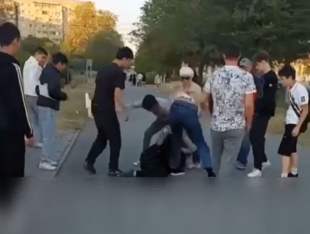 Избили из-за длины волос. Хулиганов задержали