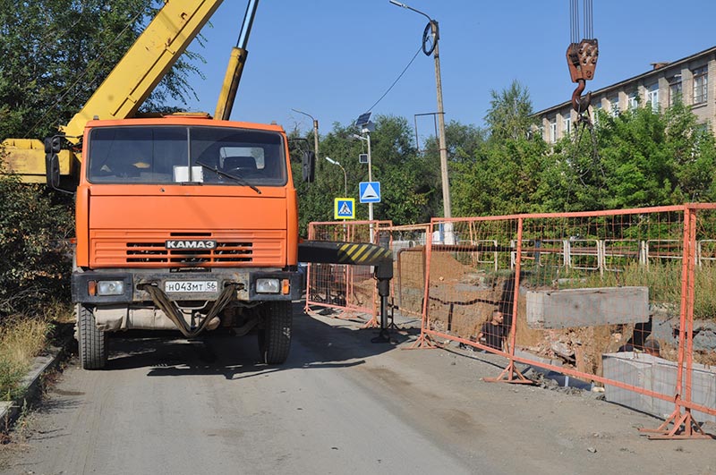 Земля ушла из-под ног. На улице Ленинского Комсомола продолжают менять трубы