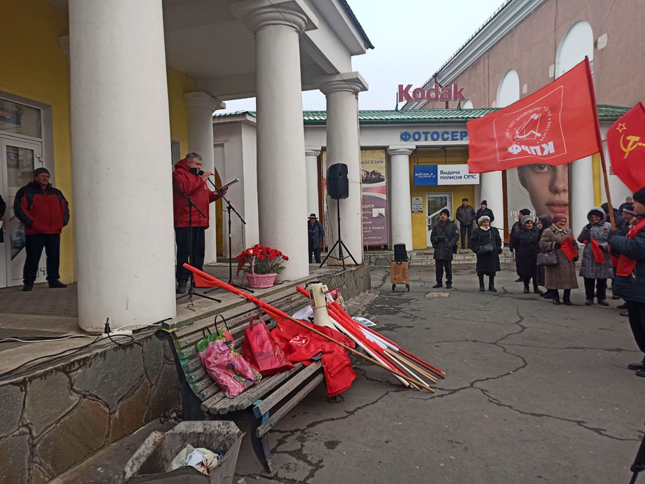 Коммунисты поблагодарили полицейских за солидарность