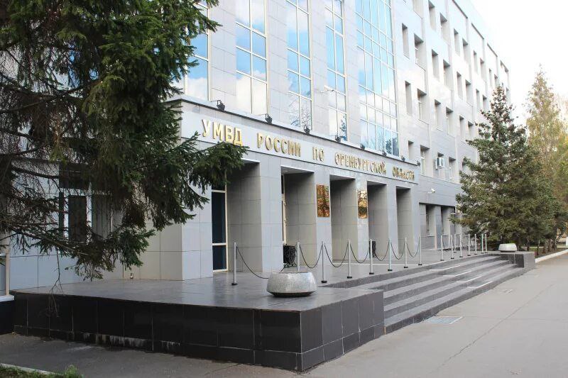 Решающие секунды. Полицейские спасли девочку на краю крыши