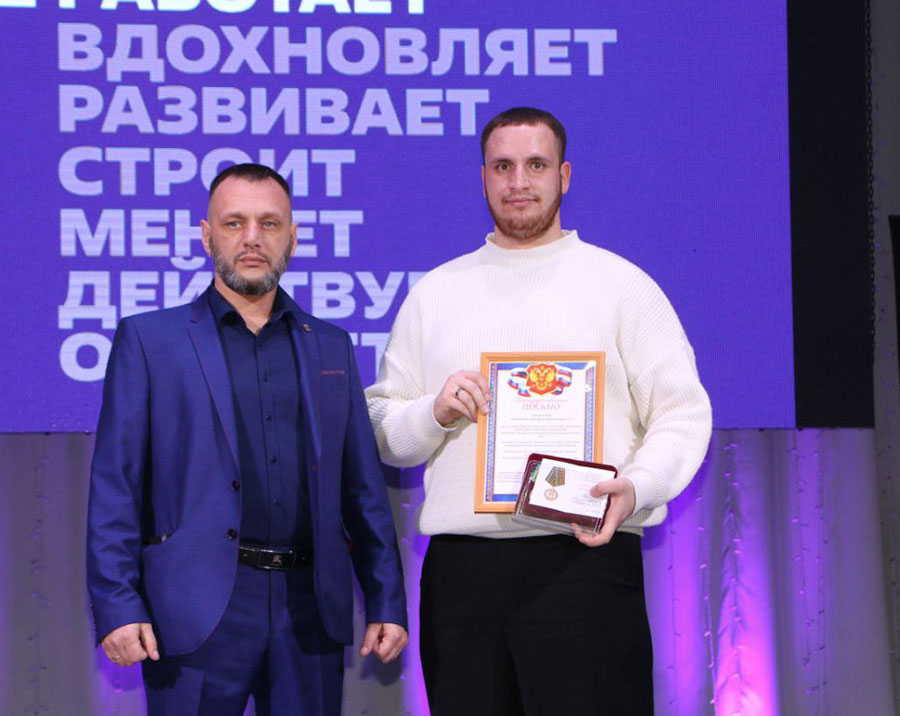 И мусор уберет, и в саду порядок наведет