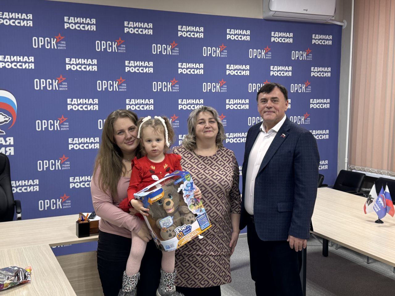 Депутат становится Дедом Морозом