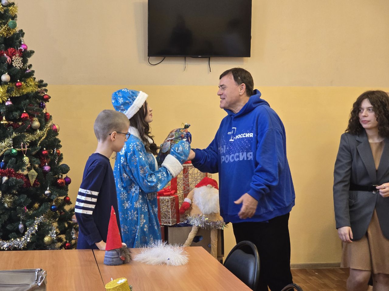 Депутат становится Дедом Морозом