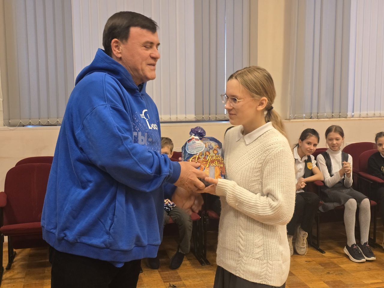 Депутат становится Дедом Морозом