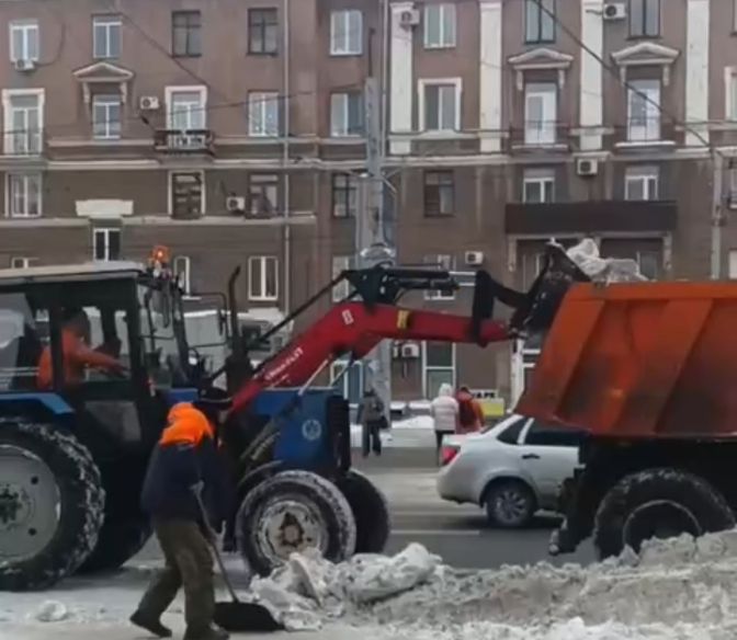 Город постепенно расчищает улицы от снега